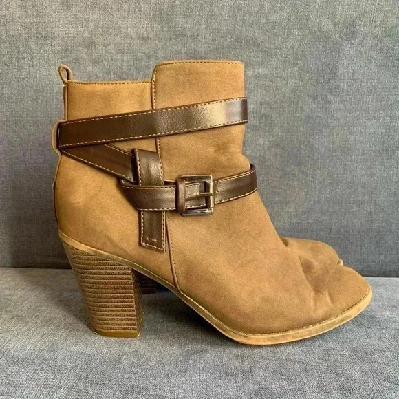 Woman’s New@titude Brown Suede Strappy Block Heel Ankle Zip Booties Size 9.5 - Picture 1 of 11